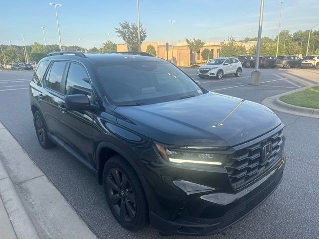 Used 2025 Honda Pilot Sport image 4