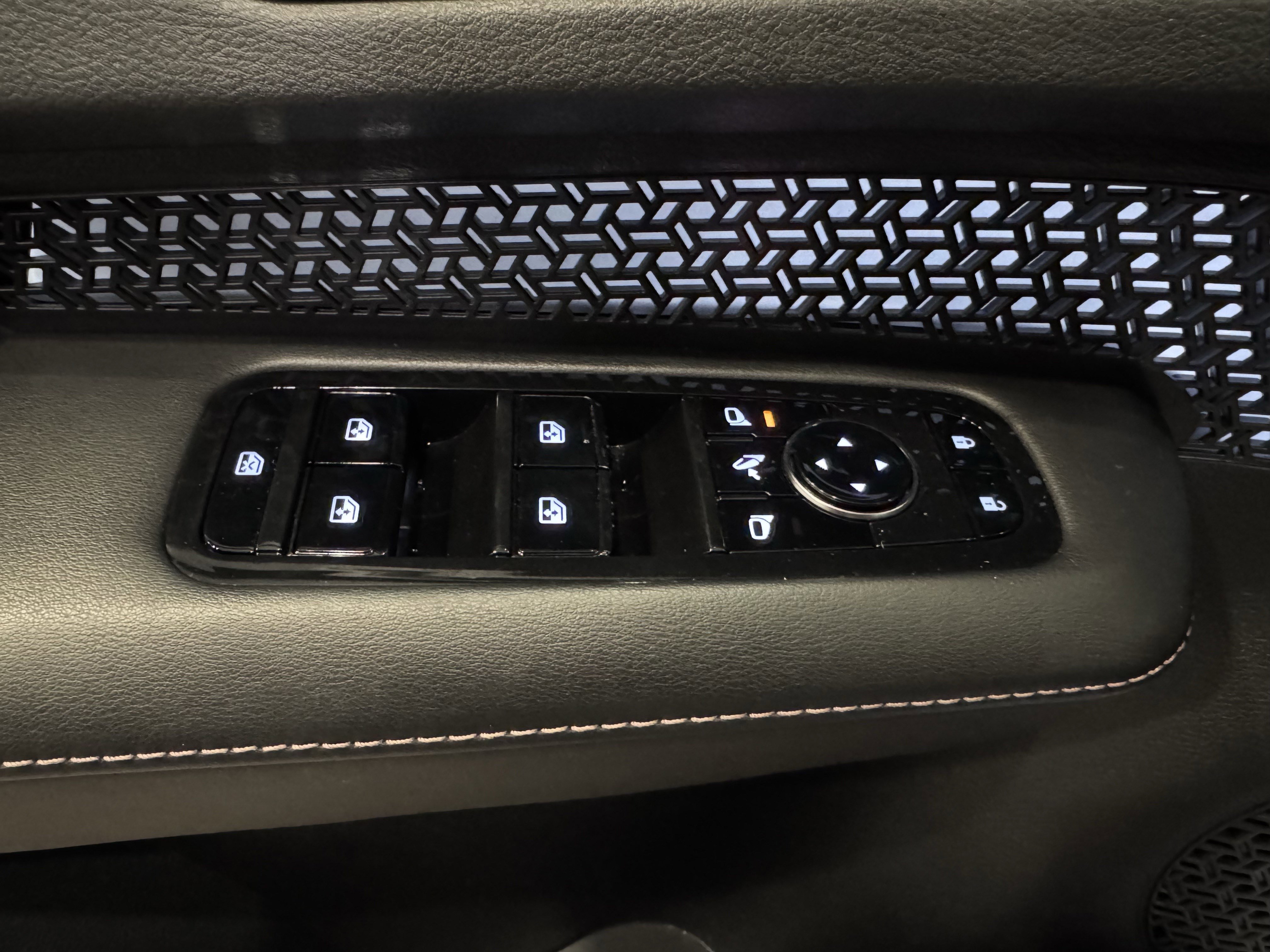 Used 2023 Nissan Ariya AWD image 12