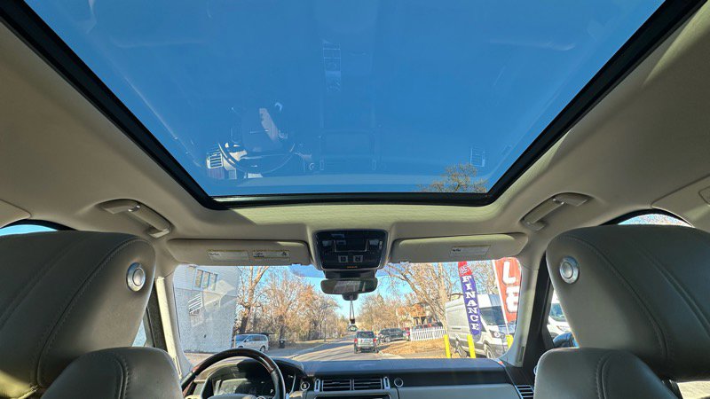 Used 2017 Land Rover Range Rover HSE image 14