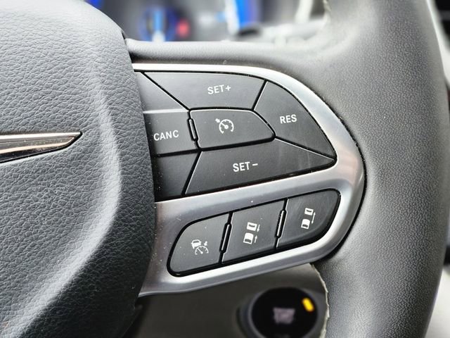 Used 2023 Chrysler Pacifica Touring-L image 18