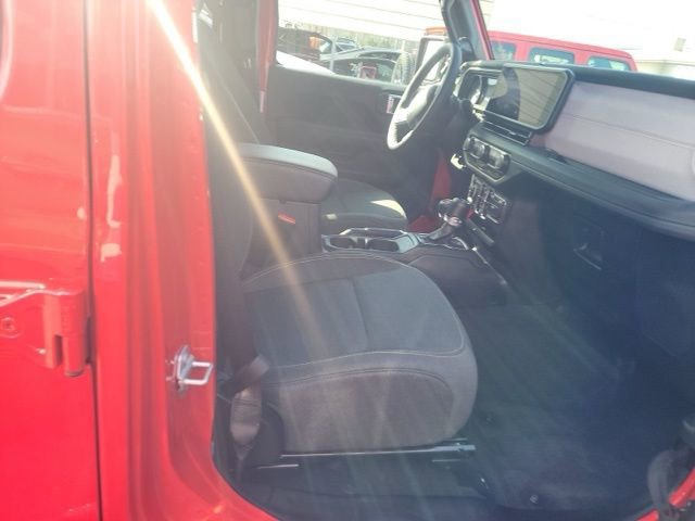 Used 2025 Jeep Wrangler Sahara 4xe image 10