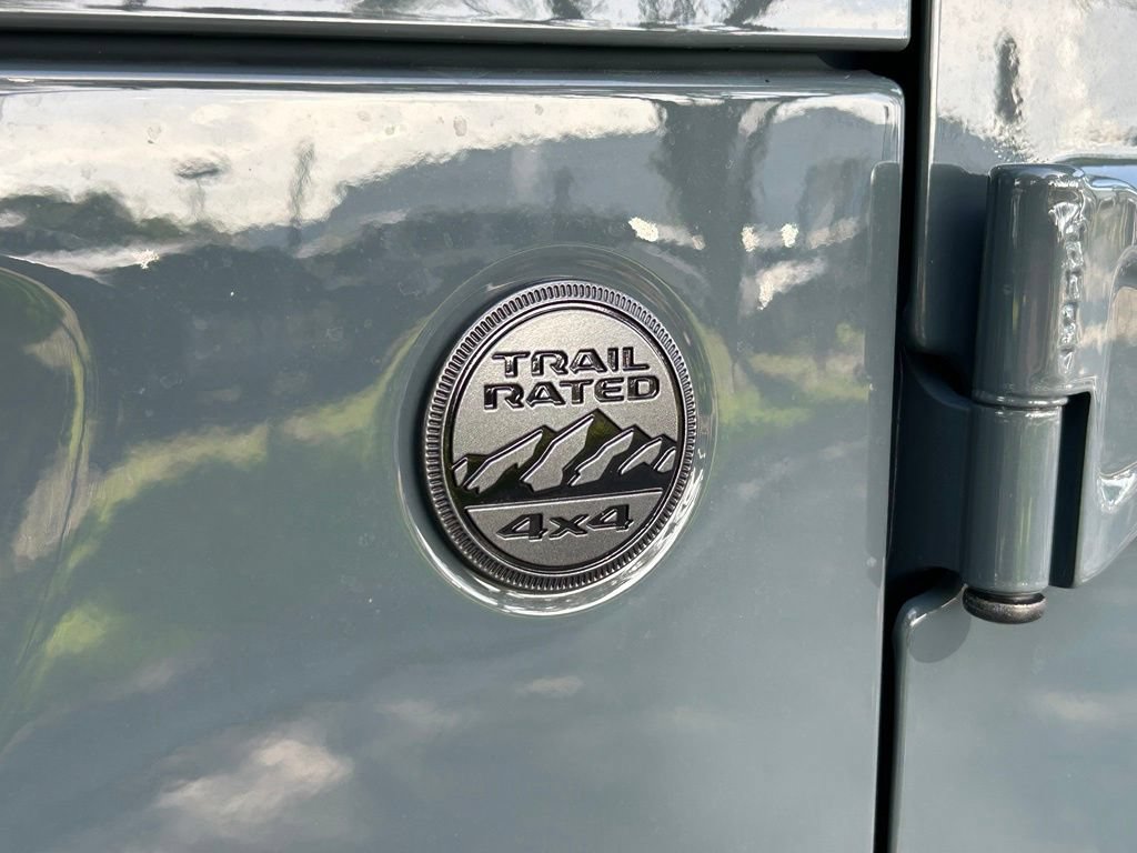 Certified 2025 Jeep Gladiator Sport AWD/4WD image 32