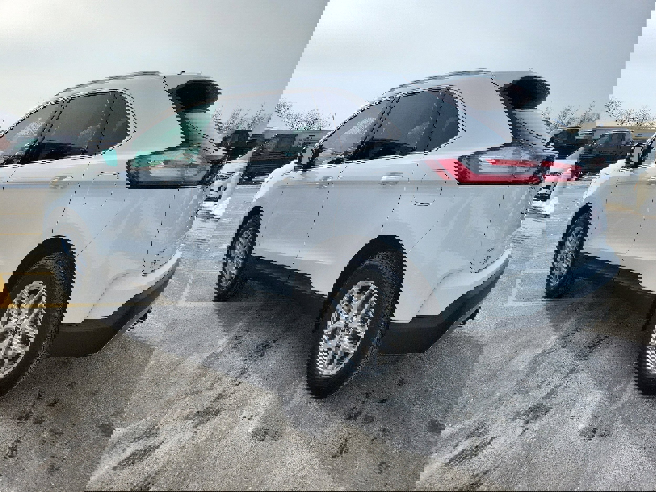 Used 2024 Ford Edge SEL w/ Convenience Package image 3