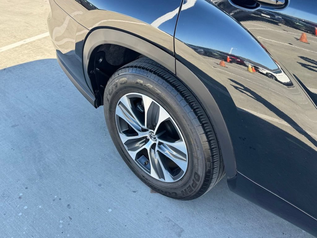 Used 2022 Toyota Highlander XLE FWD image 27
