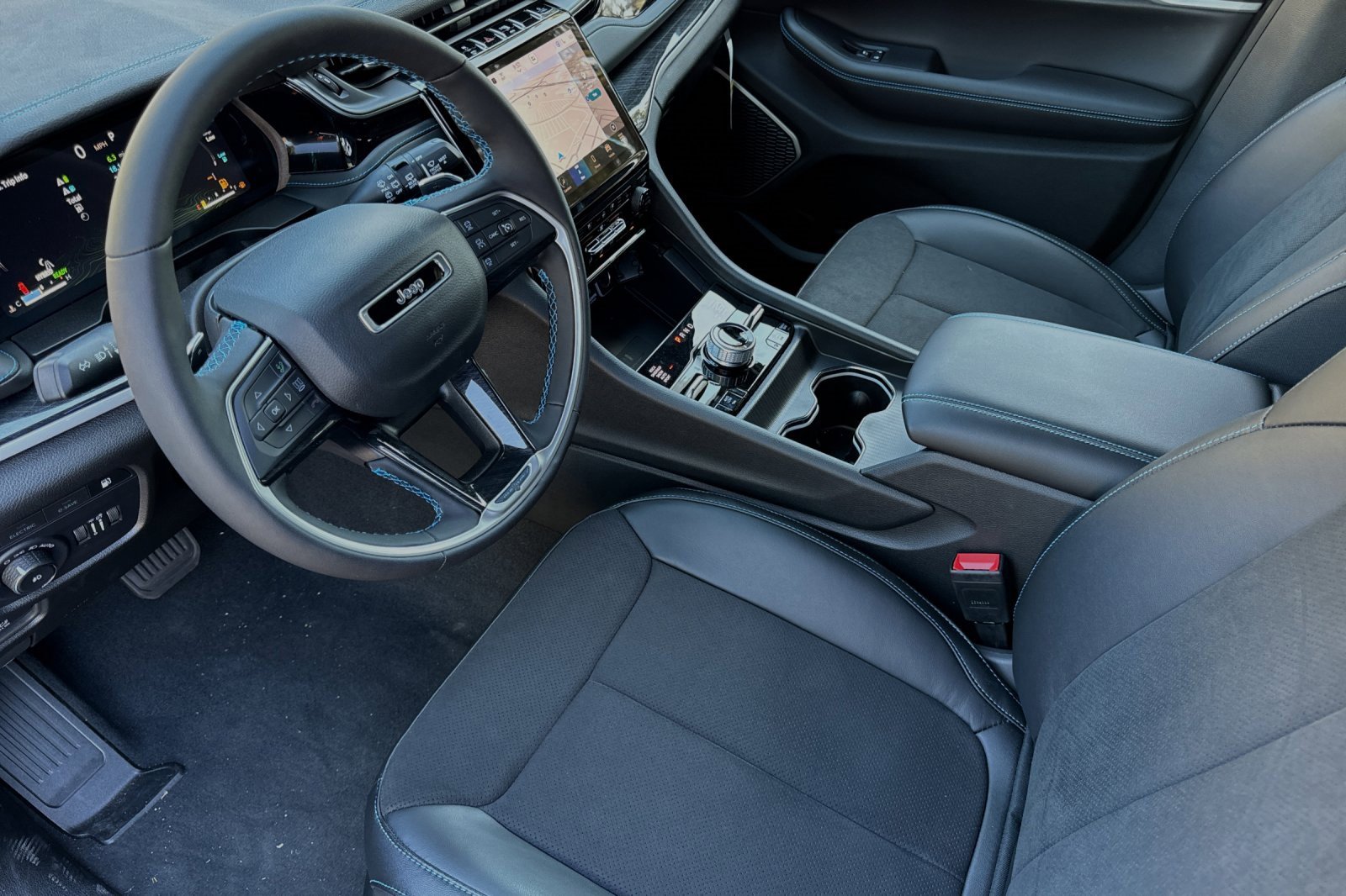 New 2023 Jeep Grand Cherokee Trailhawk w/ Advanced Protech Group II image 9