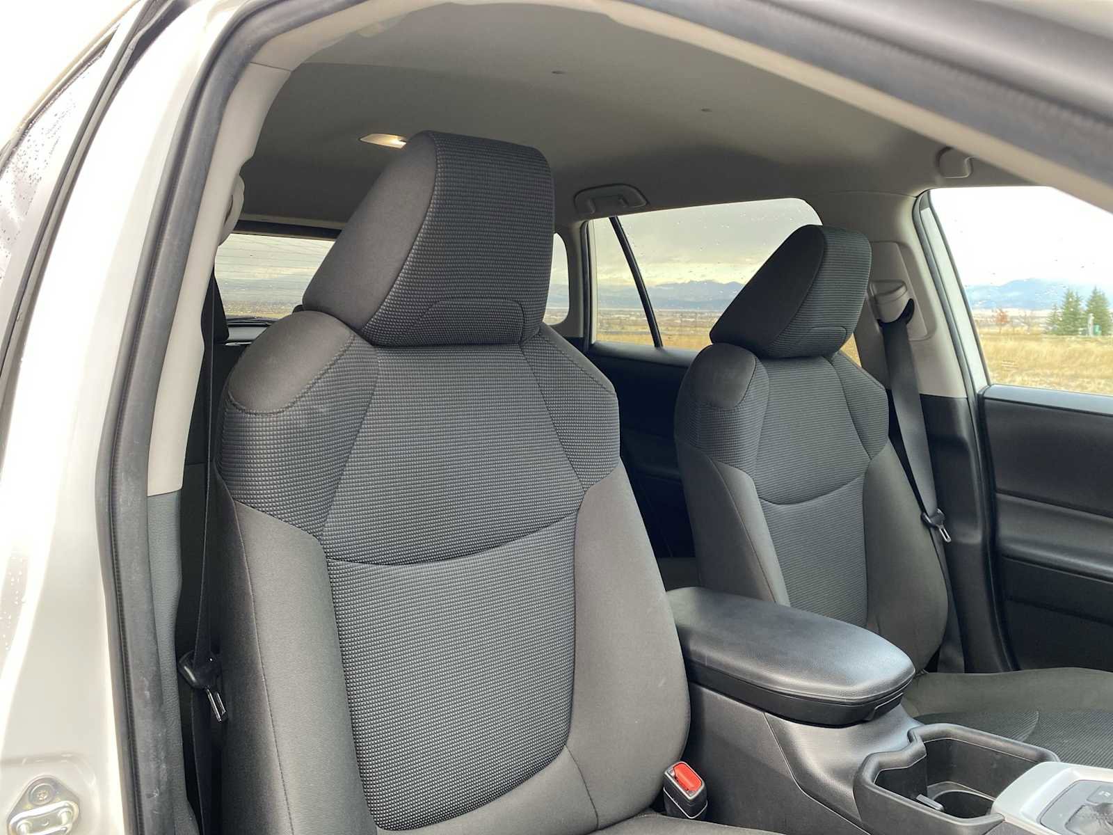 Used 2022 Toyota RAV4 LE image 17