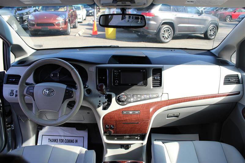 Used 2013 Toyota Sienna XLE w/ Entertainment Pkg FWD image 14