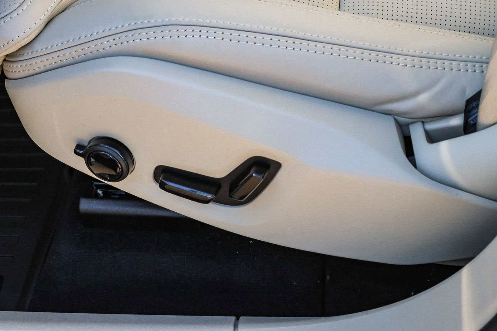 New 2026 Volvo XC60 T8 Ultra w/ Climate Package image 31