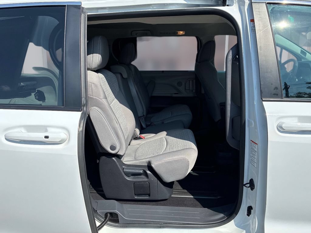 Used 2023 Toyota Sienna LE FWD image 11