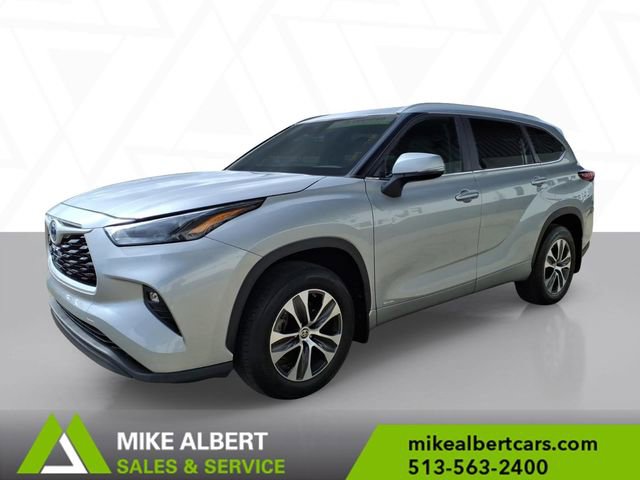 Used 2023 Toyota Highlander XLE image 3