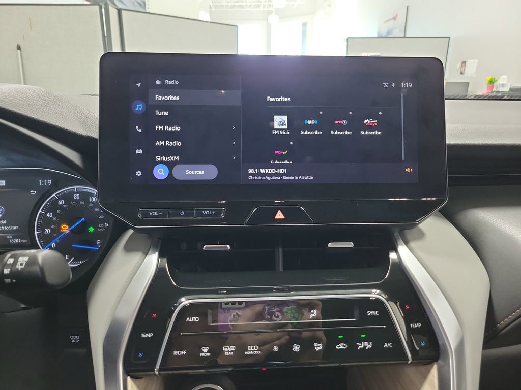 Used 2023 Toyota Venza XLE AWD/4WD image 4