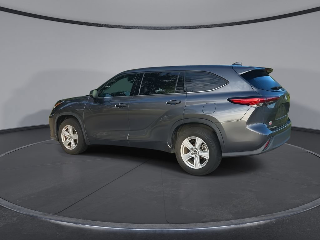 Used 2021 Toyota Highlander LE FWD image 6
