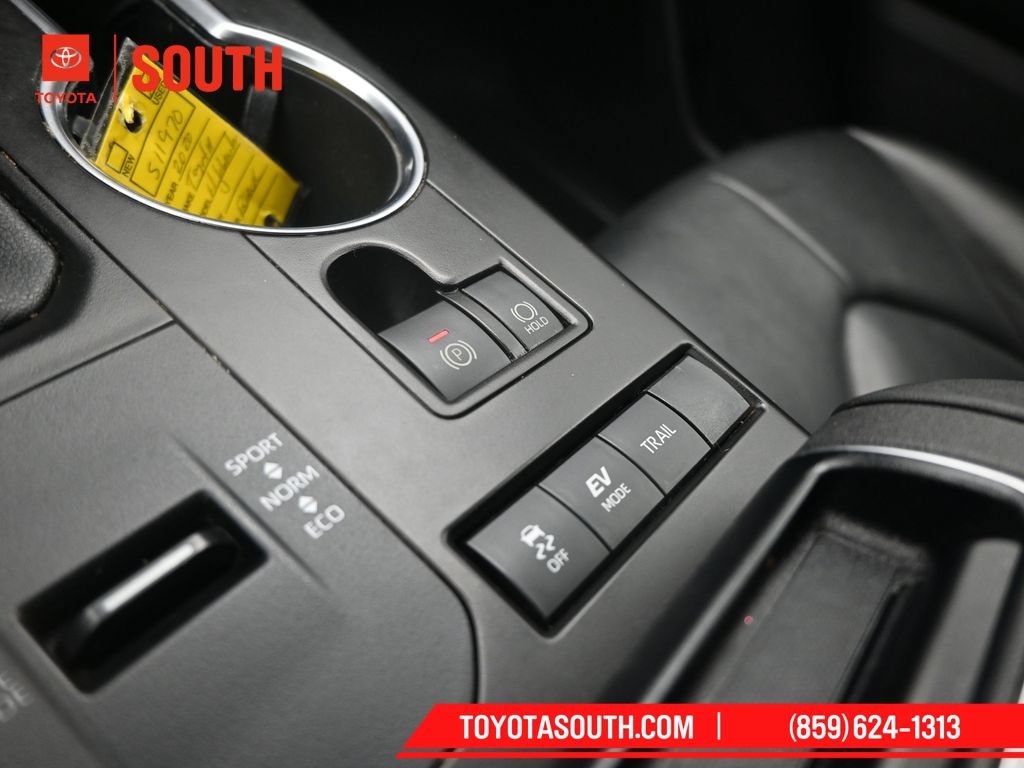 Used 2020 Toyota Highlander XLE AWD/4WD image 23