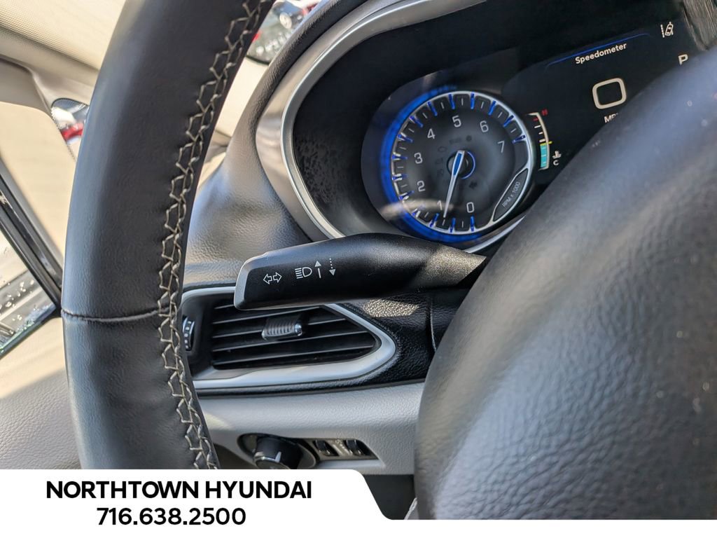 Used 2024 Chrysler Pacifica Touring-L image 27