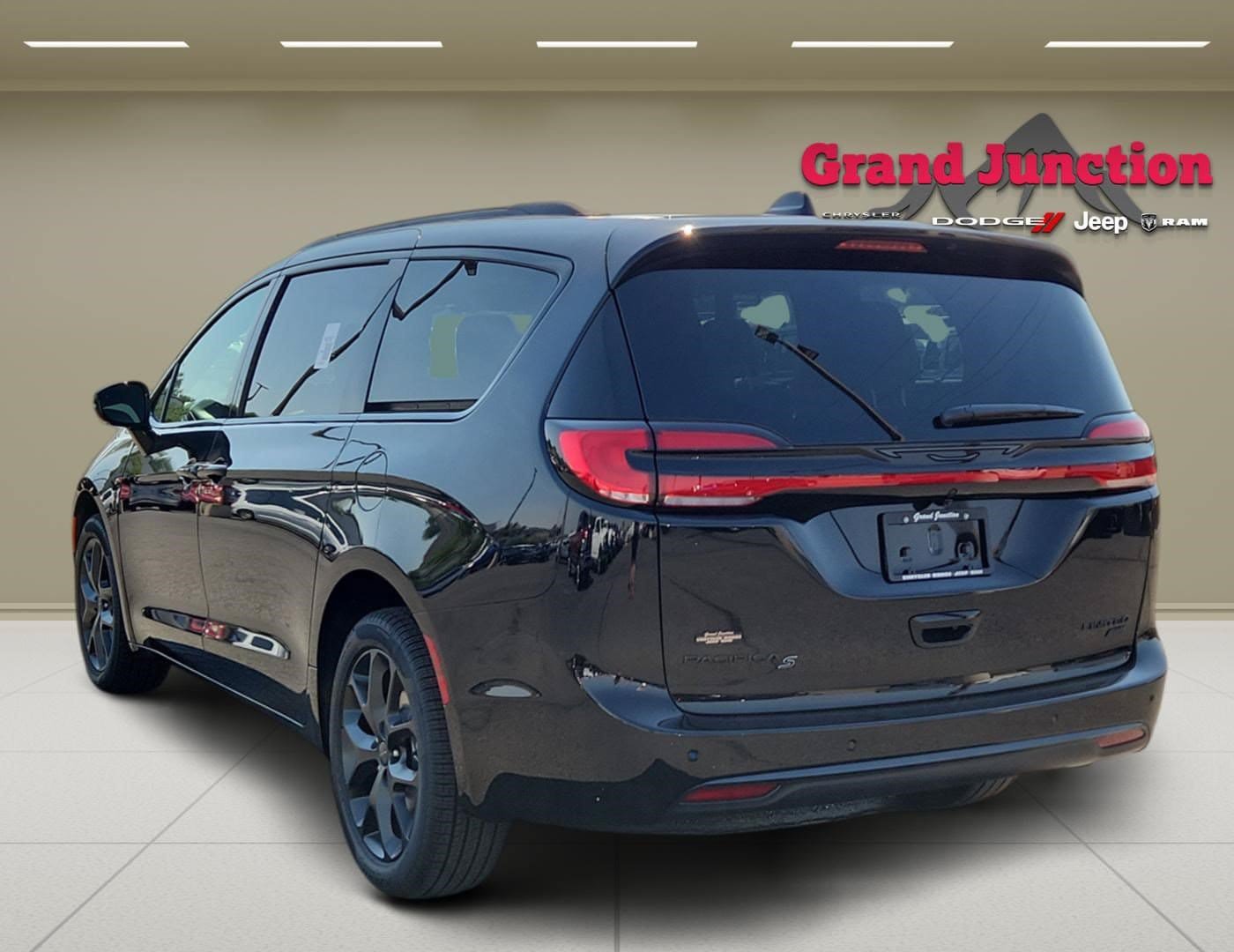 New 2027 Chrysler Pacifica Limited w/ Family Tech Group AWD/4WD image 5