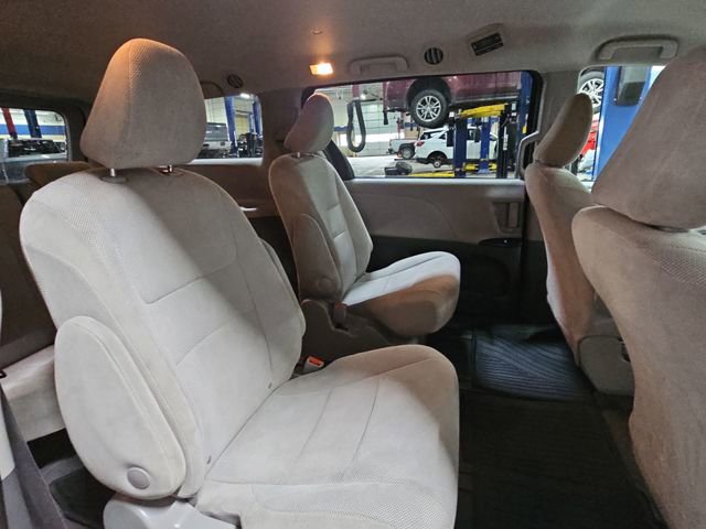 Used 2020 Toyota Sienna L image 23