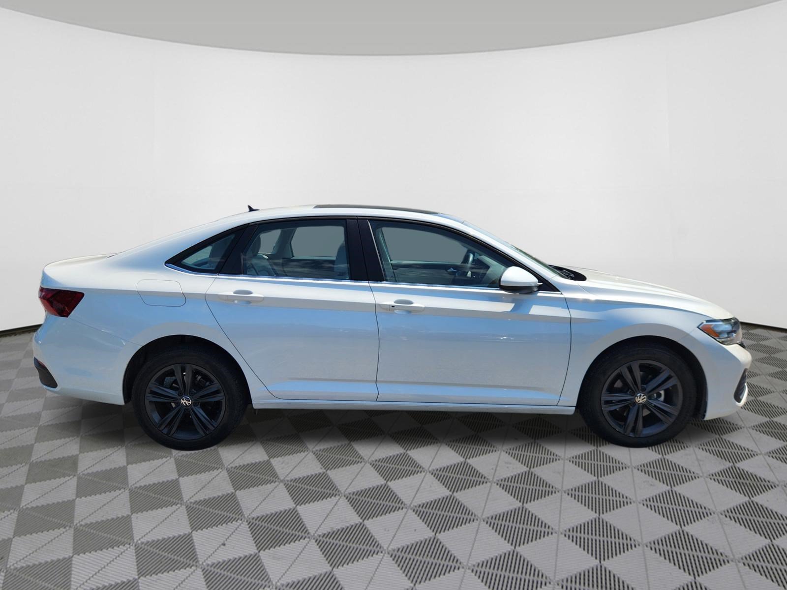 Used 2024 Volkswagen Jetta SE w/ Panoramic Sunroof Package FWD image 6