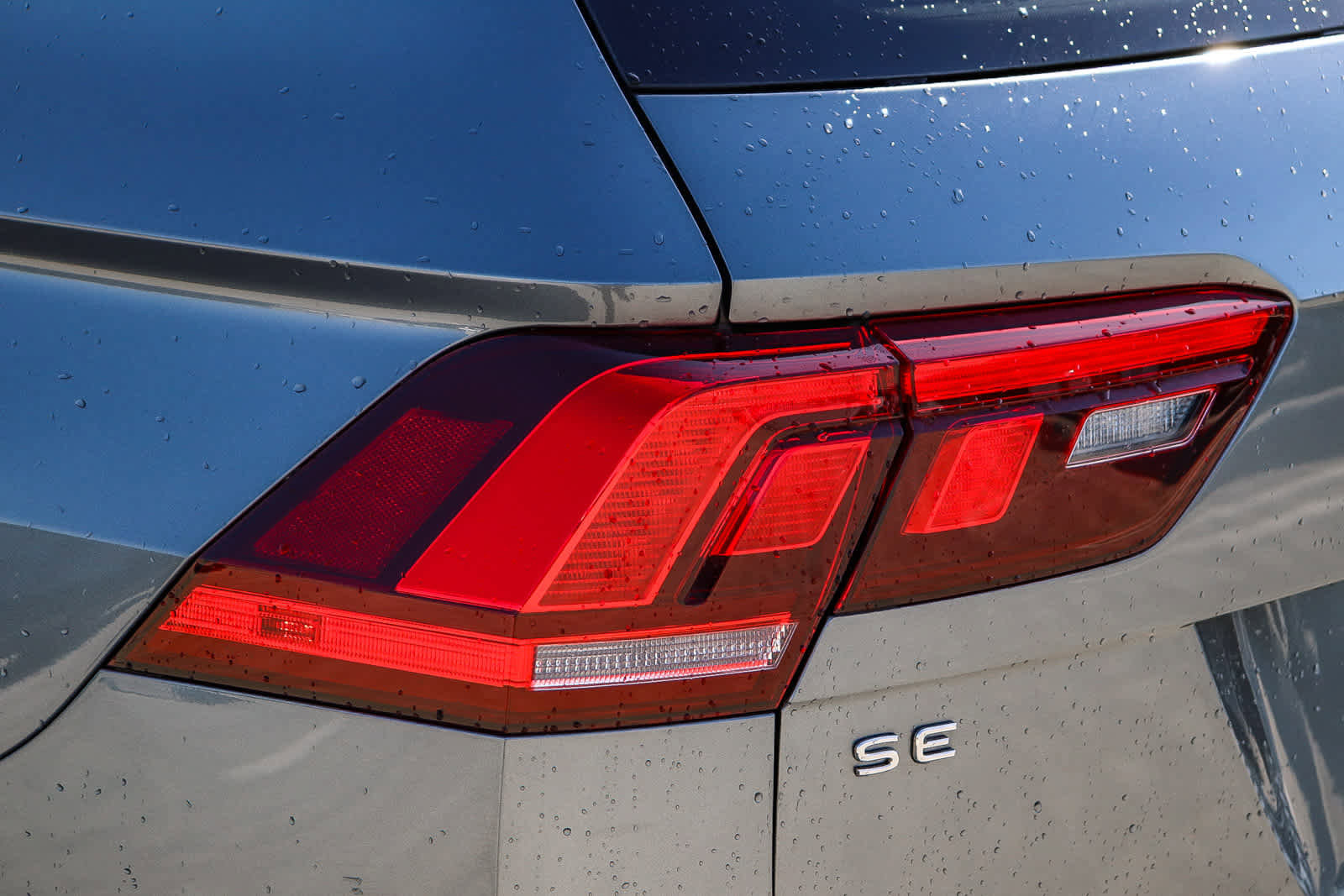 Used 2022 Volkswagen Tiguan SE R-Line image 9