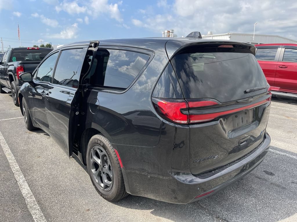 Used 2022 Chrysler Pacifica Touring-L w/ Uconnect Theater Family Group FWD image 10