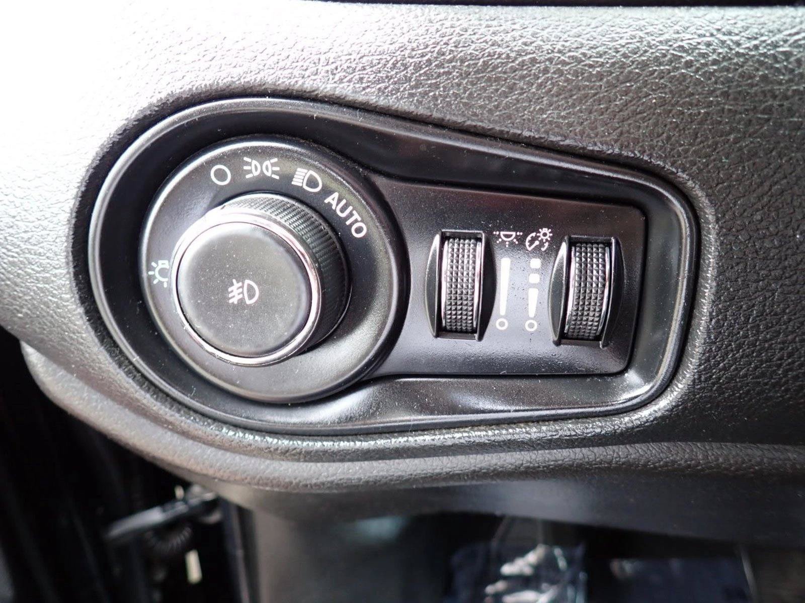 Used 2017 Jeep Renegade Trailhawk AWD/4WD image 13