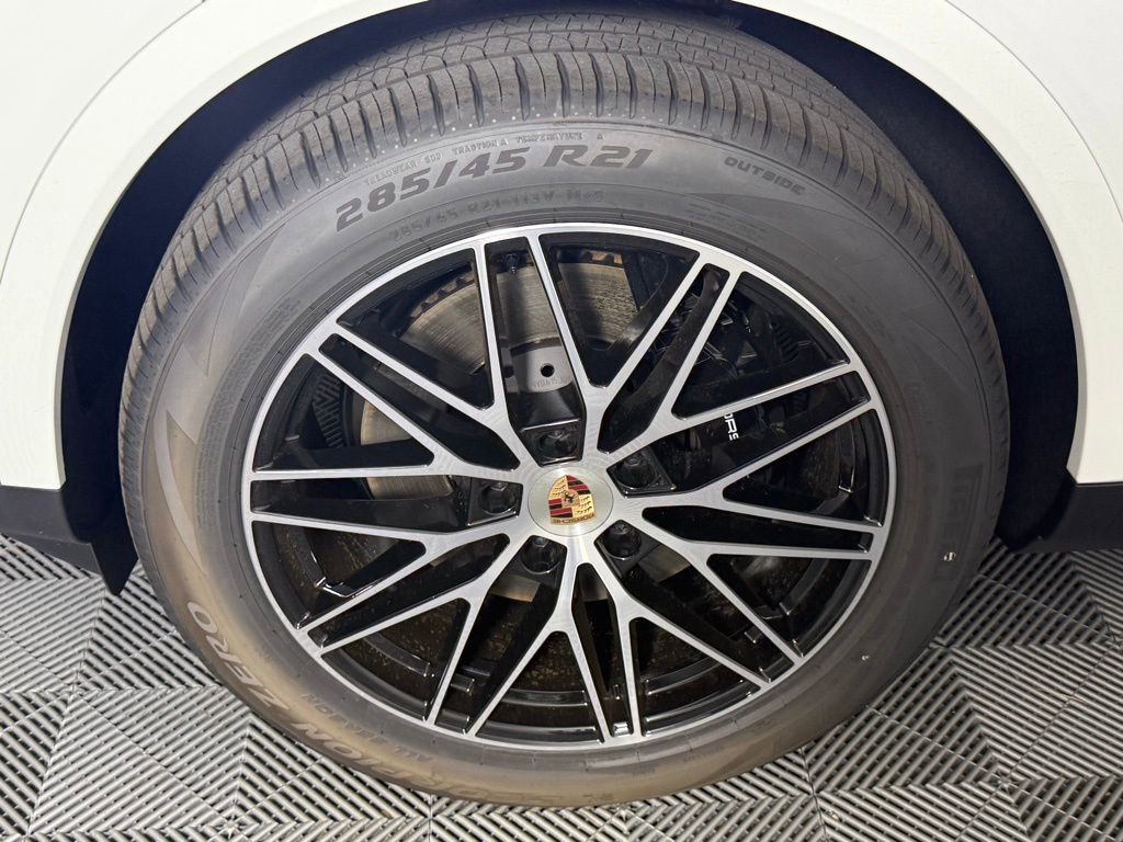 Certified 2025 Porsche Cayenne Coupe image 11