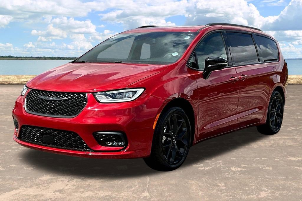 Used 2025 Chrysler Pacifica Limited image 4