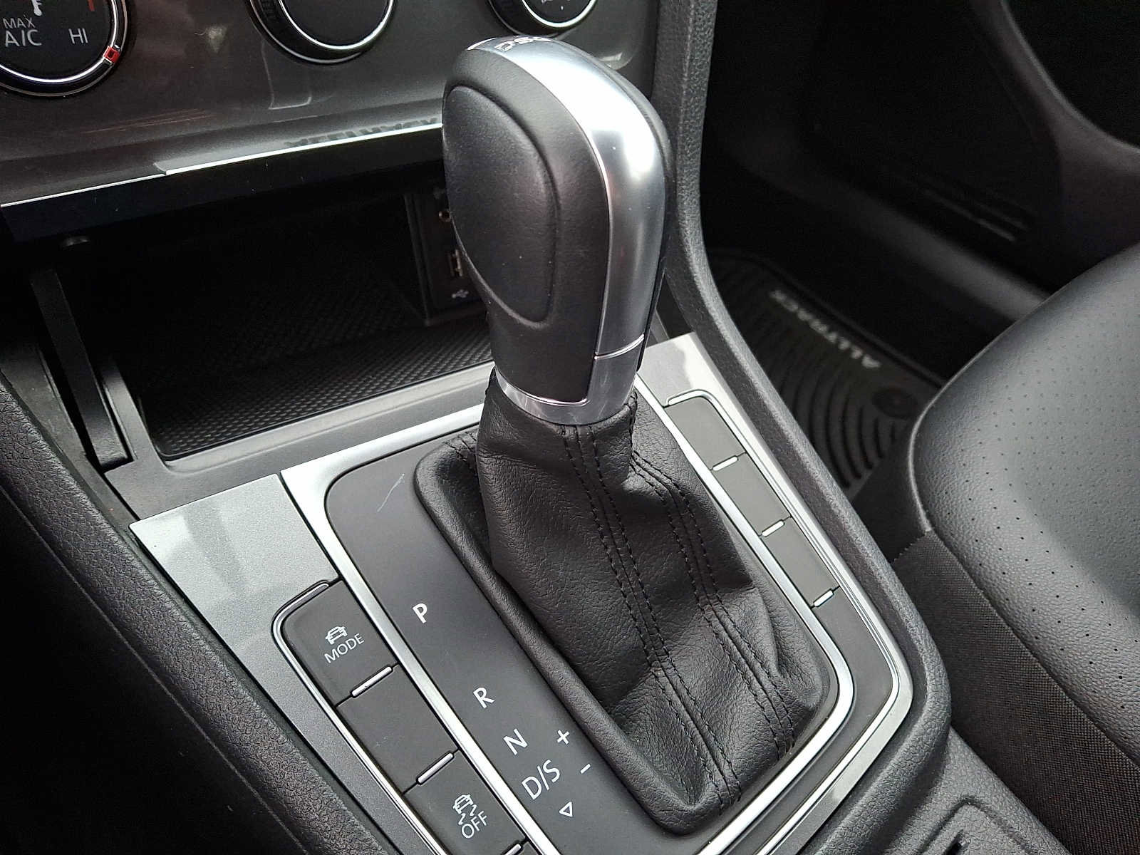 Used 2017 Volkswagen Golf Alltrack S image 11