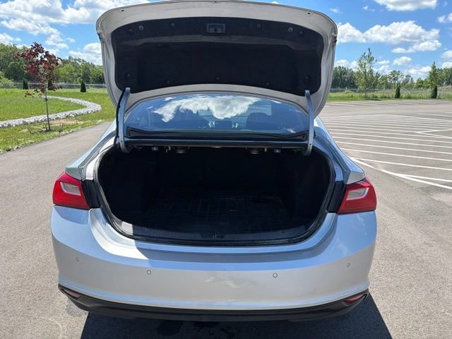 Used 2018 Chevrolet Malibu LT w/ Leather Package FWD image 9