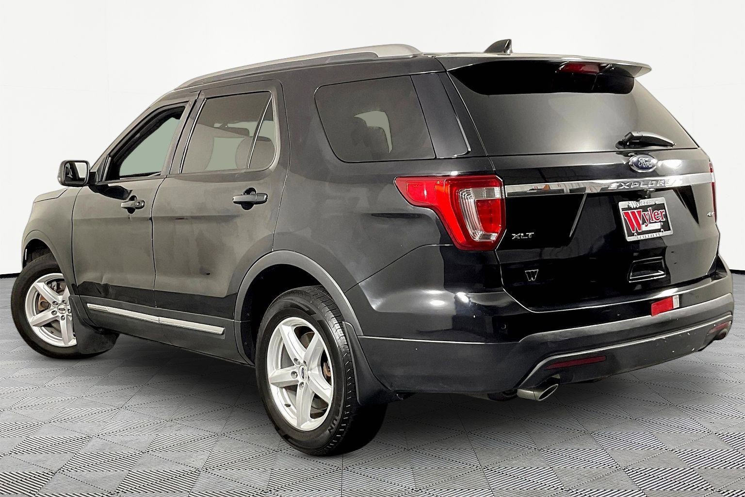 Used 2016 Ford Explorer XLT w/ Equipment Group 202A image 4