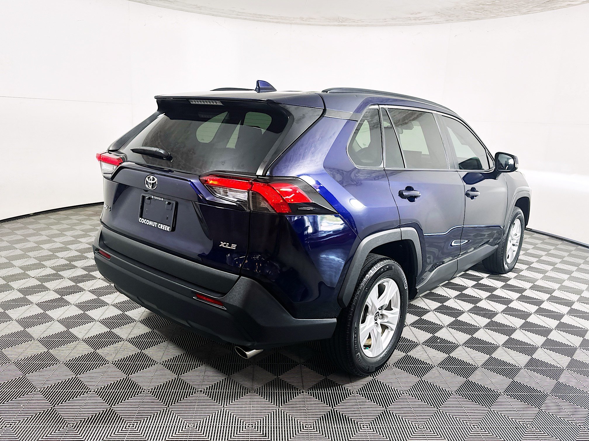 Used 2021 Toyota RAV4 XLE FWD image 3