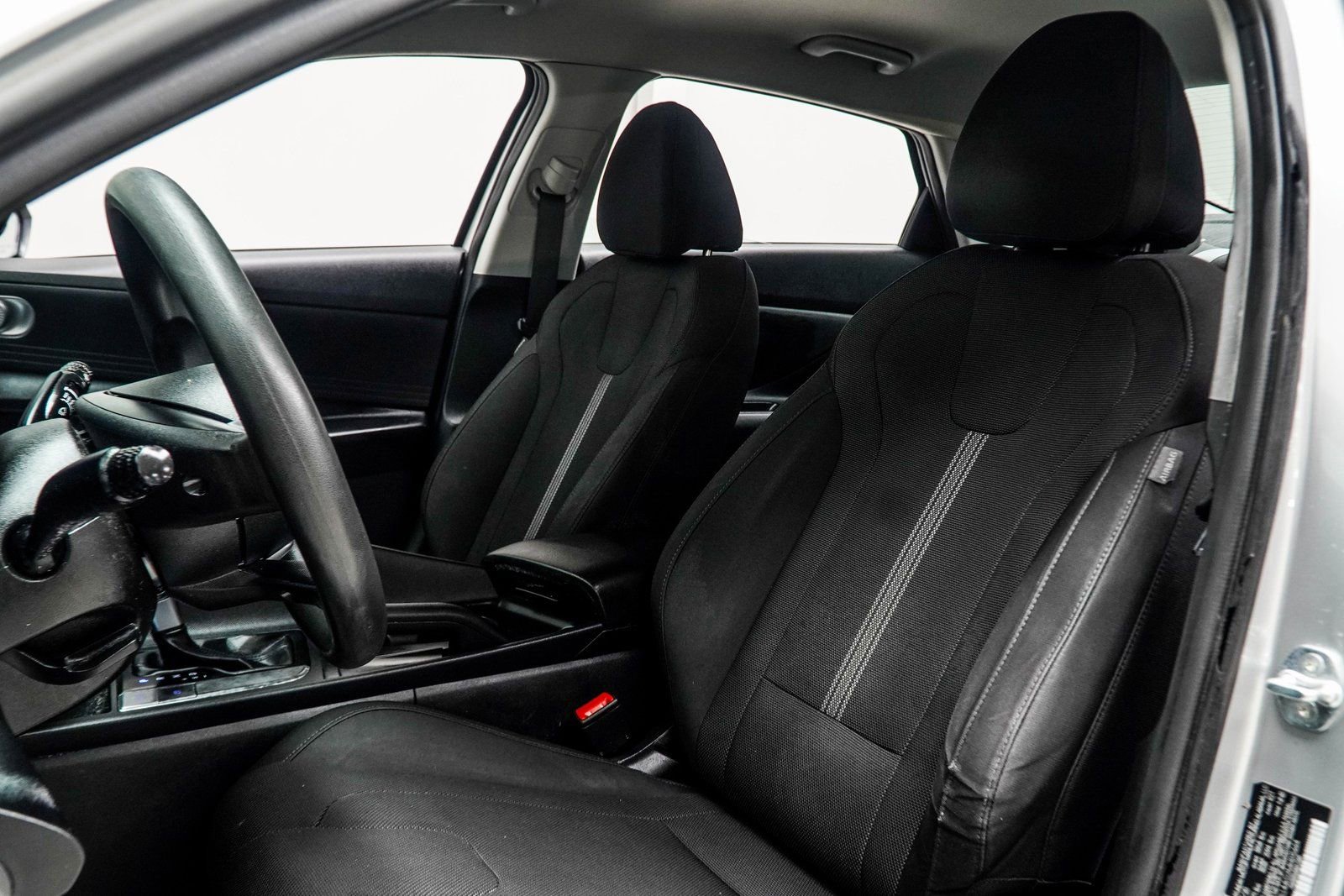 Used 2021 Hyundai Elantra SE image 29