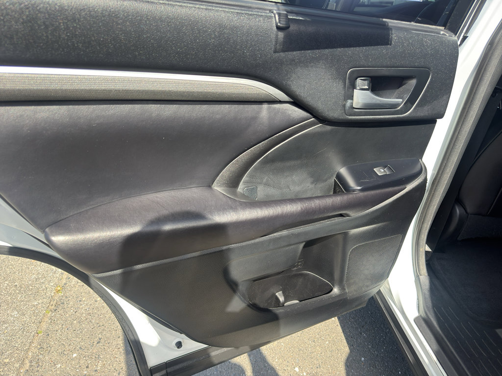 Used 2017 Toyota Highlander SE AWD/4WD image 9