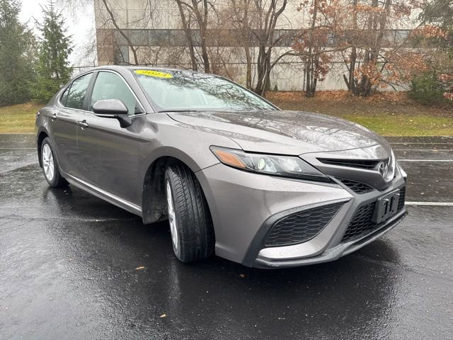 Used 2024 Toyota Camry SE image 3