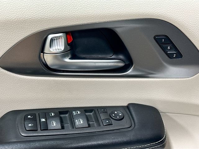 Used 2022 Chrysler Pacifica Touring-L FWD image 16