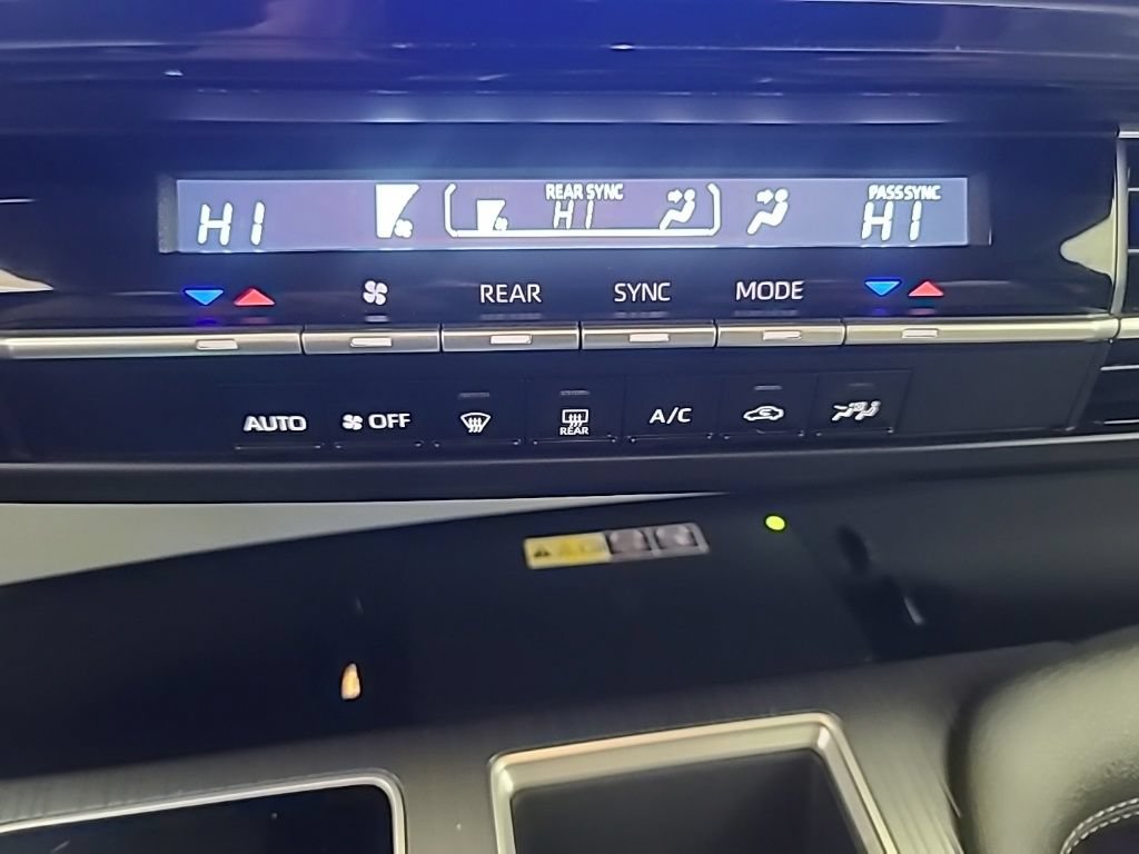 Used 2025 Toyota Sienna LE FWD image 38