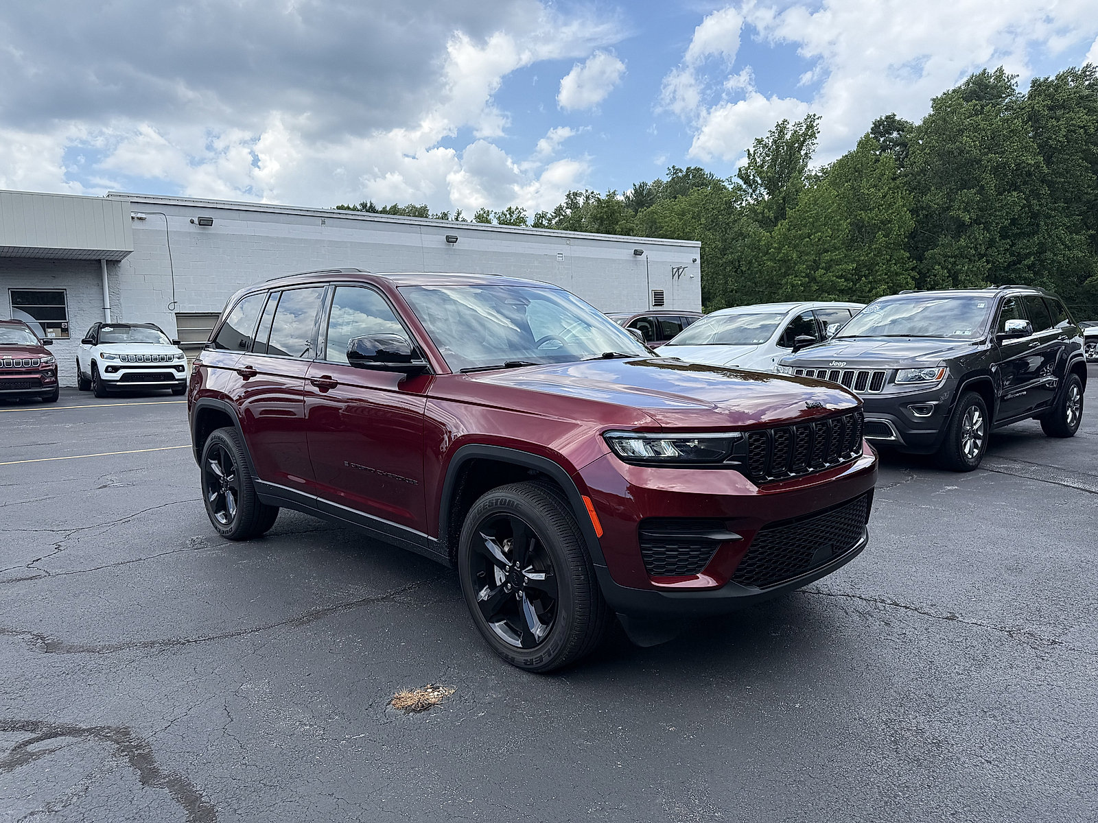 Used 2023 Jeep Grand Cherokee Altitude AWD/4WD image 15
