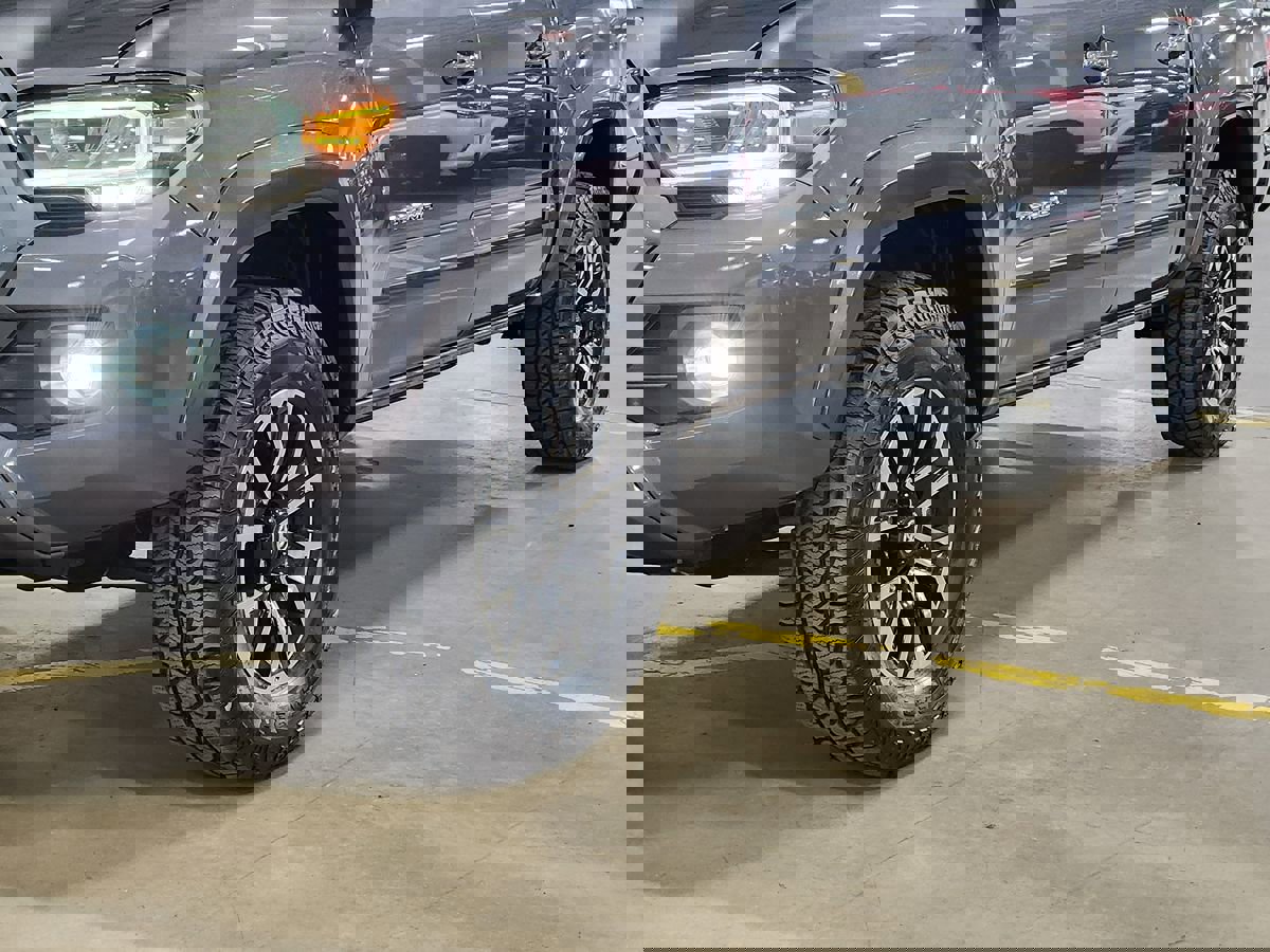 Used 2021 Toyota Tacoma TRD Sport w/ Technology Package image 17