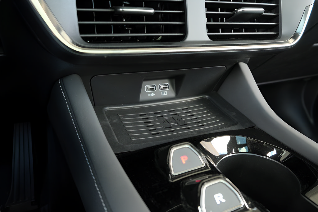 New 2025 VinFast VF 8 Plus AWD/4WD image 25