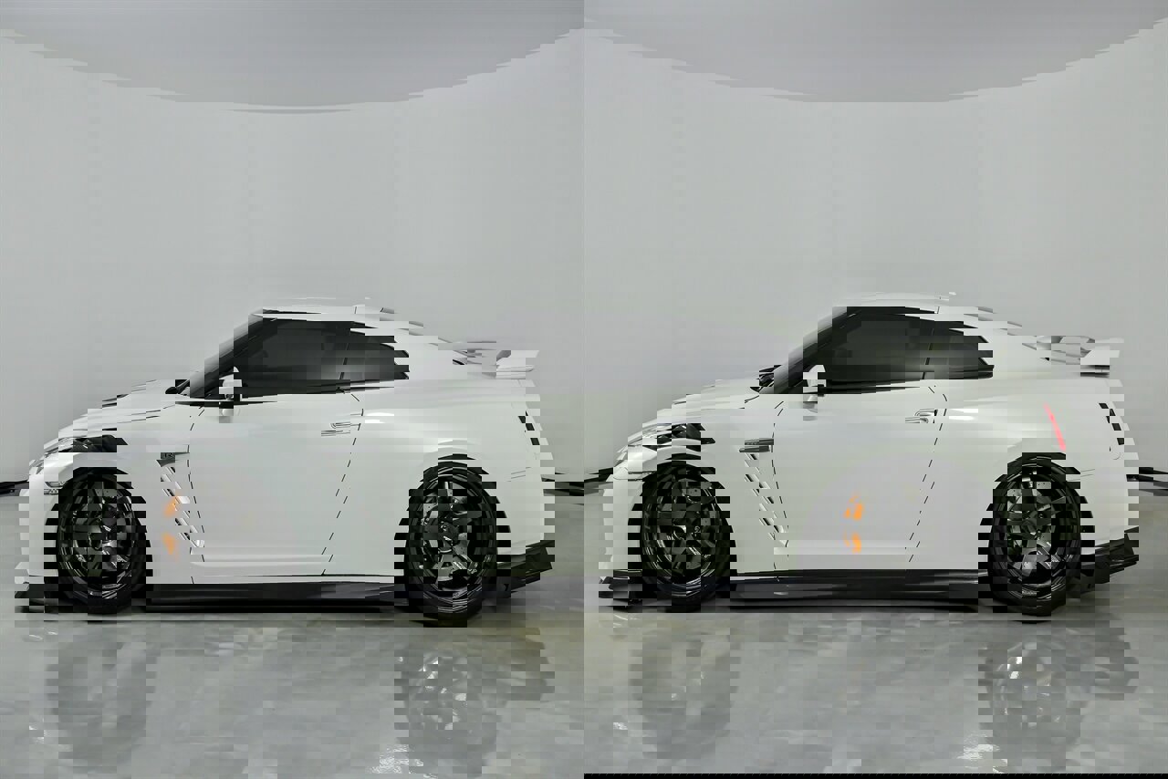 Used 2019 Nissan GT-R Premium w/ Premium Interior Package image 9