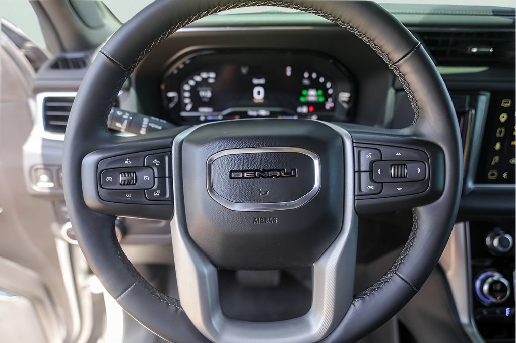 Used 2023 GMC Yukon Denali AWD/4WD image 15