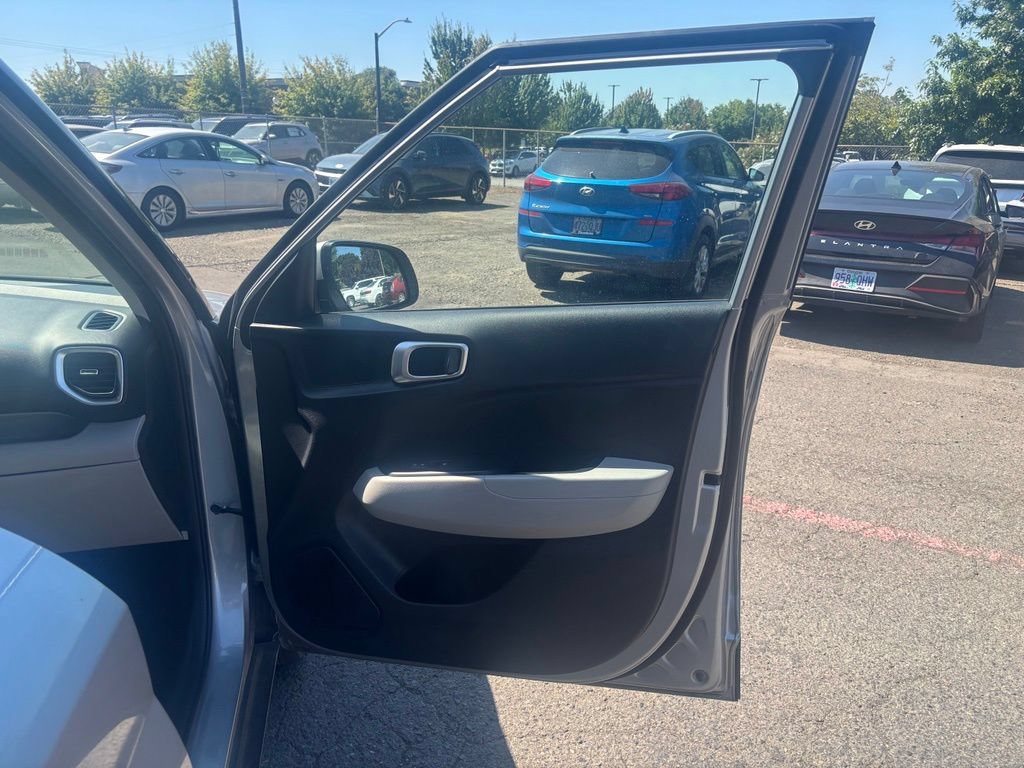 Used 2025 Hyundai Venue SEL FWD image 14