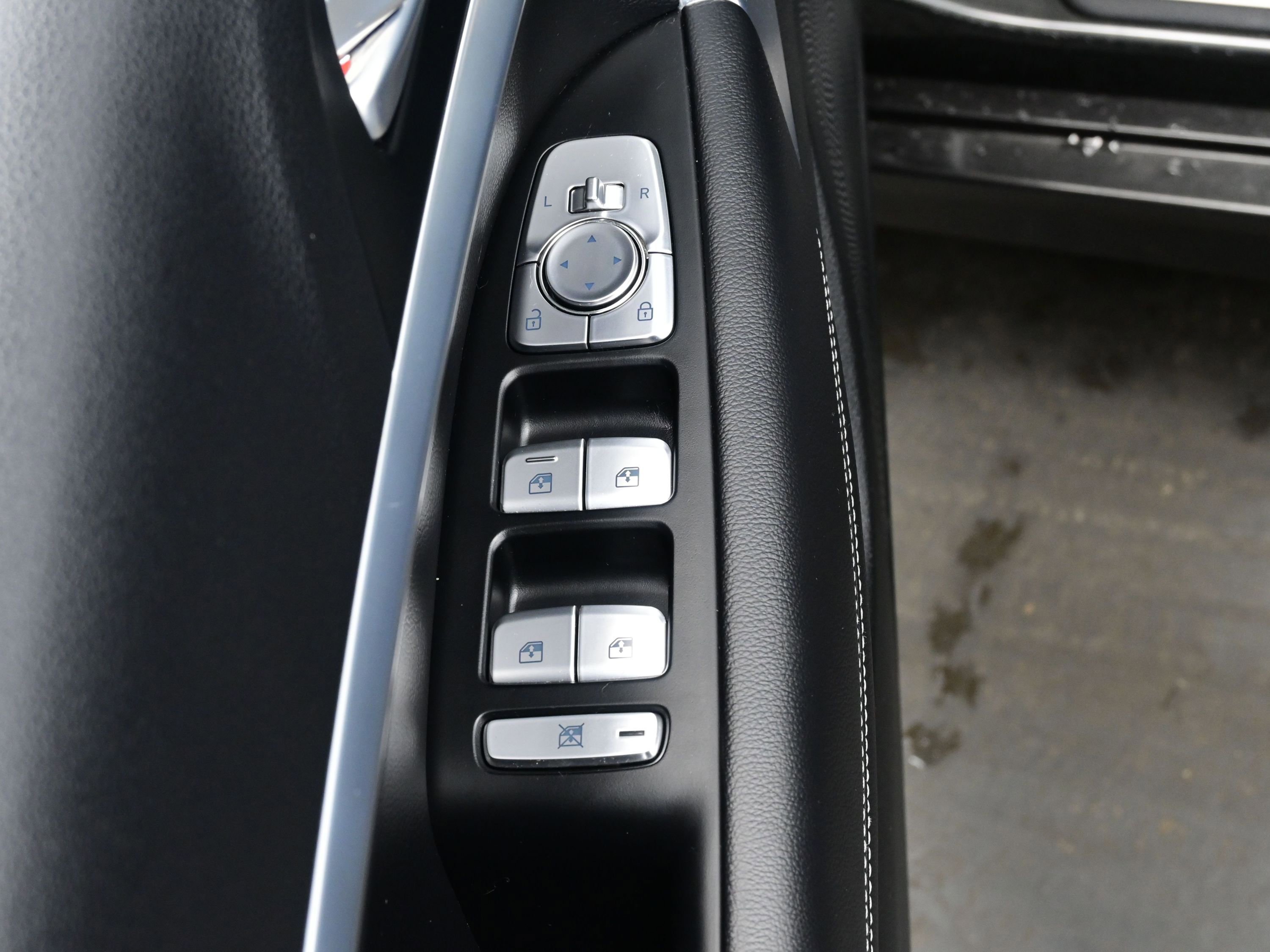 Certified 2023 Genesis G70 2.0T image 10