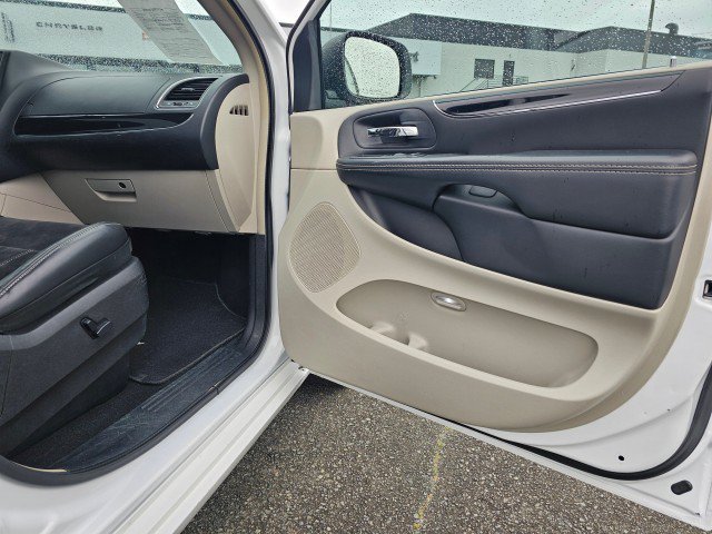 Used 2015 Chrysler Town & Country Limited FWD image 12