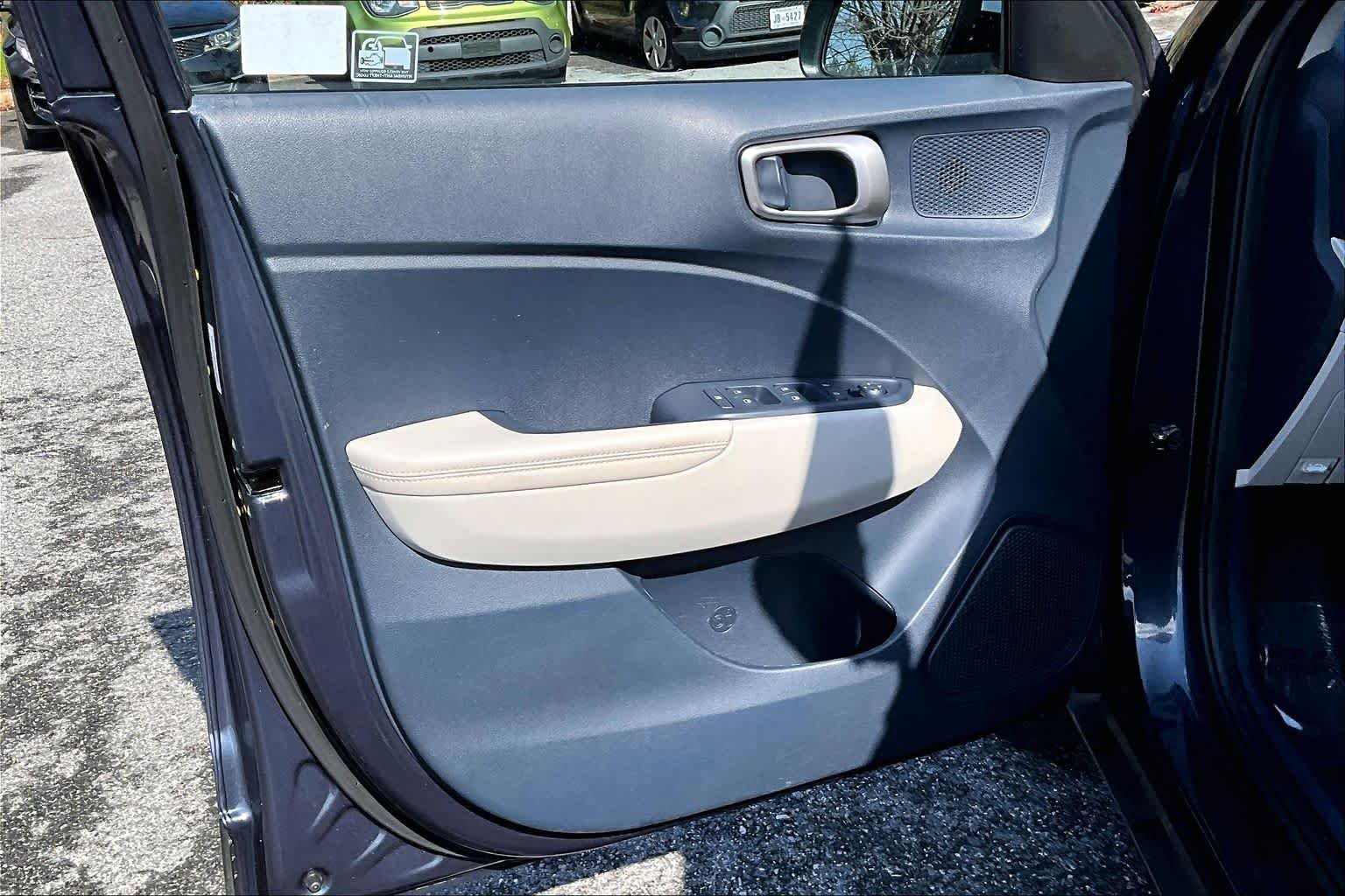 Used 2024 Hyundai Venue Limited FWD image 20