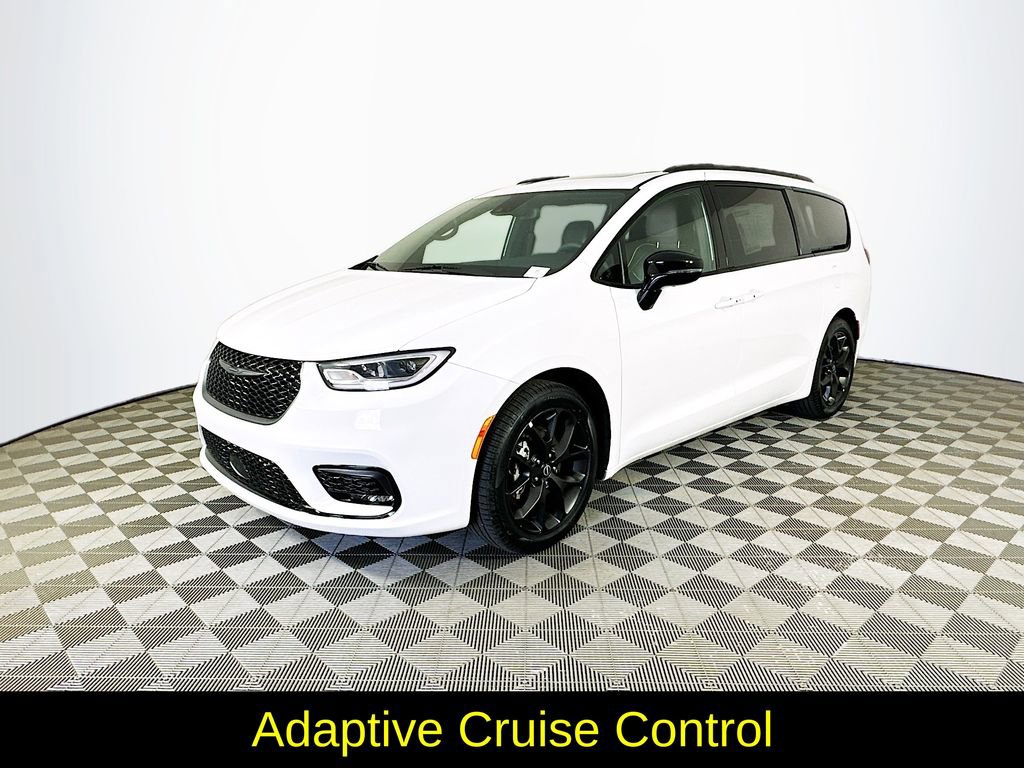 Used 2025 Chrysler Pacifica Limited FWD image 5