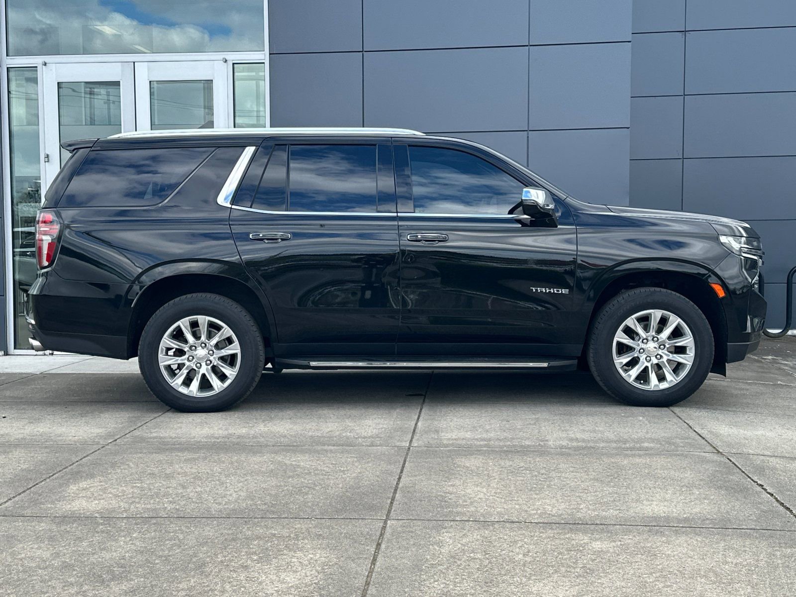Used 2021 Chevrolet Tahoe Premier AWD/4WD image 2