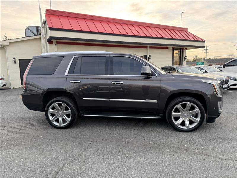 Used 2017 Cadillac Escalade Luxury AWD/4WD image 4