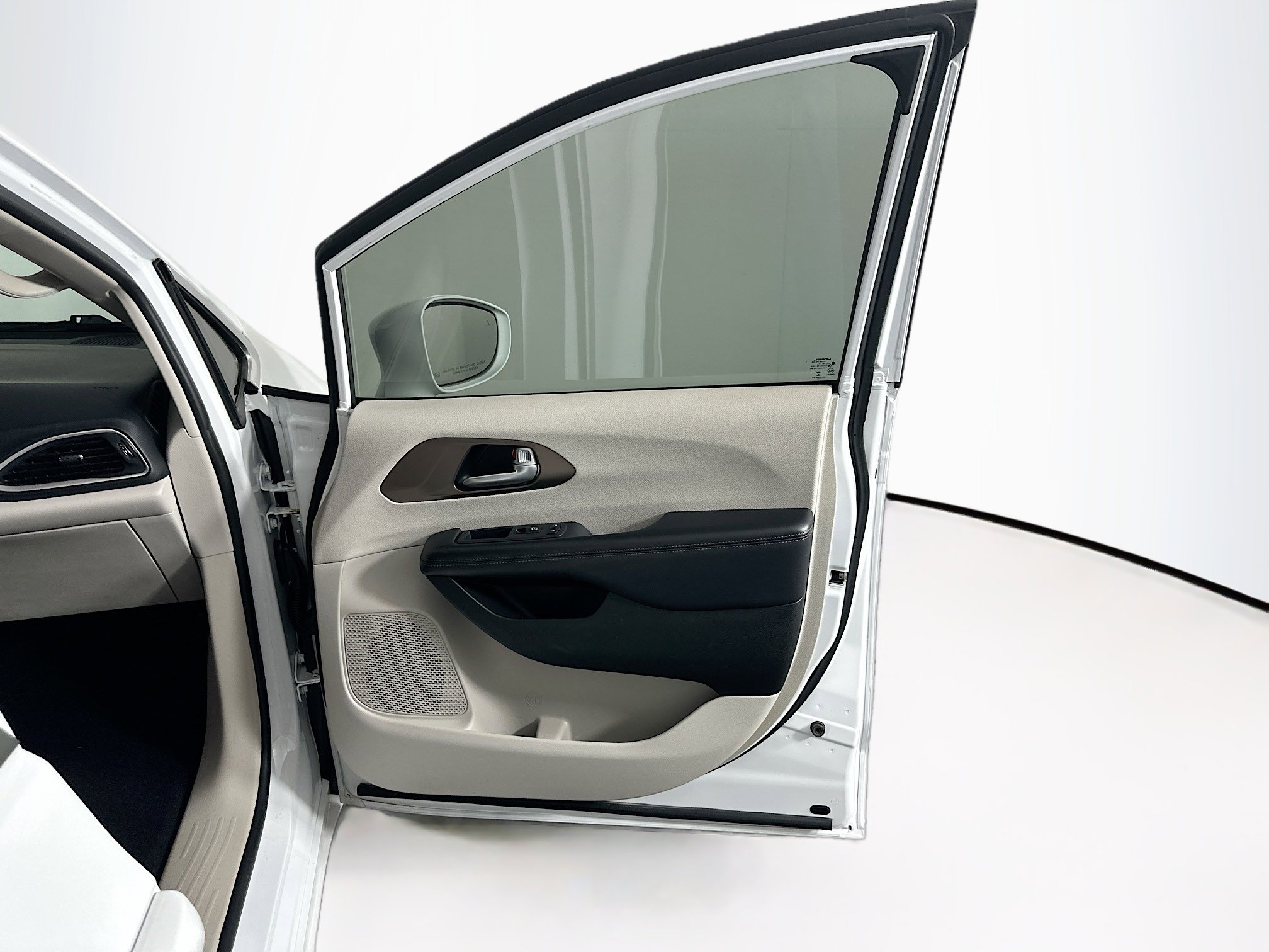 Used 2017 Chrysler Pacifica Touring-L image 34