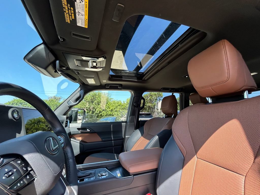 Used 2025 Lexus GX 550 w/ Accessory Package (2T) AWD/4WD image 12