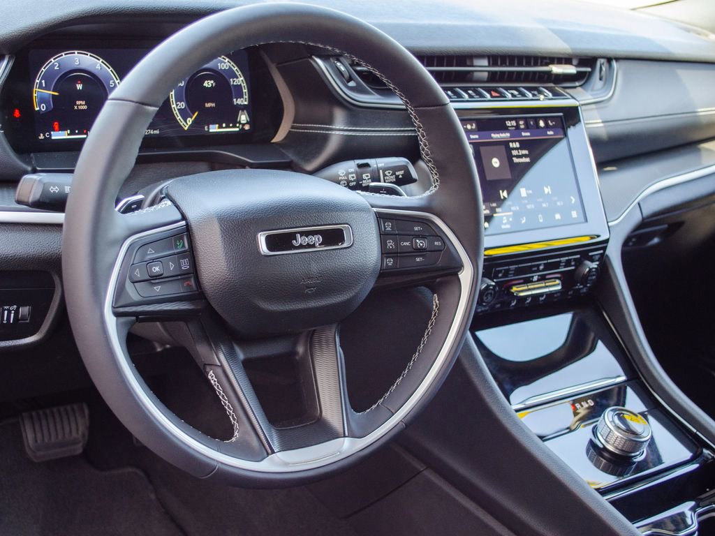 Used 2023 Jeep Grand Cherokee L Laredo image 14